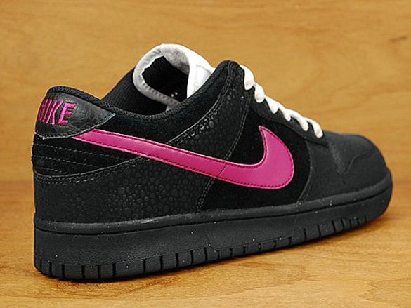 black nikes with pink swoosh