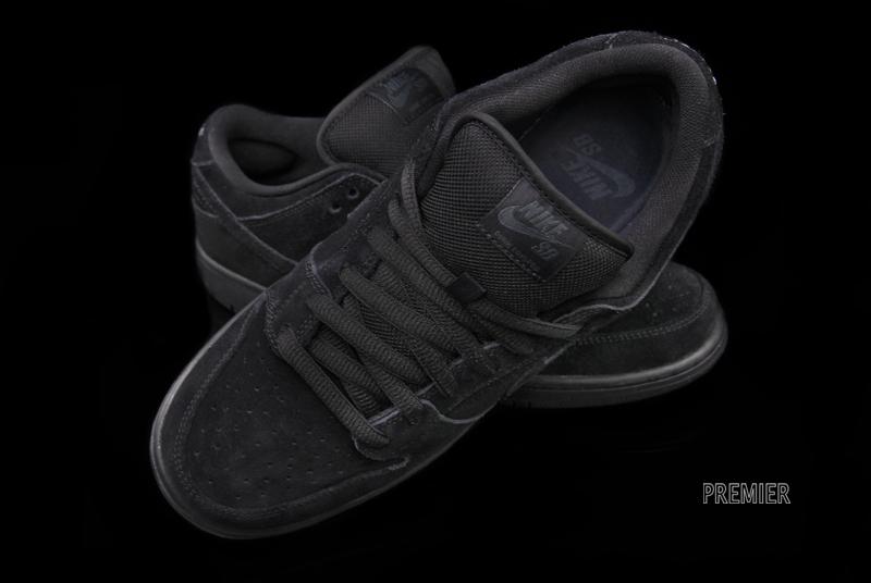 nike sb dunk low blackout