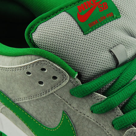 Nike SB Dunk Low ‘Matte Silver/Classic Green-Varsity Red’