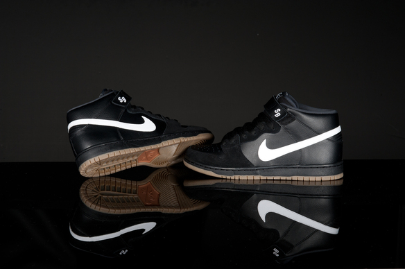 Nike SB Dunk Mid 'Black Friday' CCS Exclusive | SneakerFiles