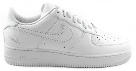 white plain nike shoes