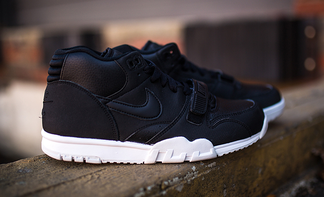nike air trainers black and white