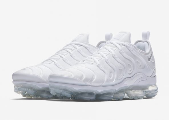 nike vapormax triple white