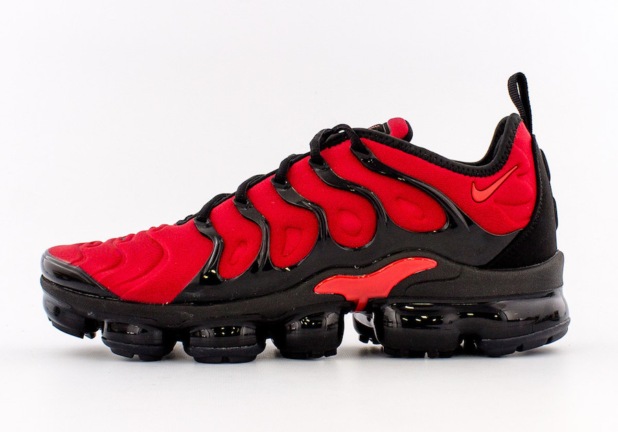 air vapormax plus red and white