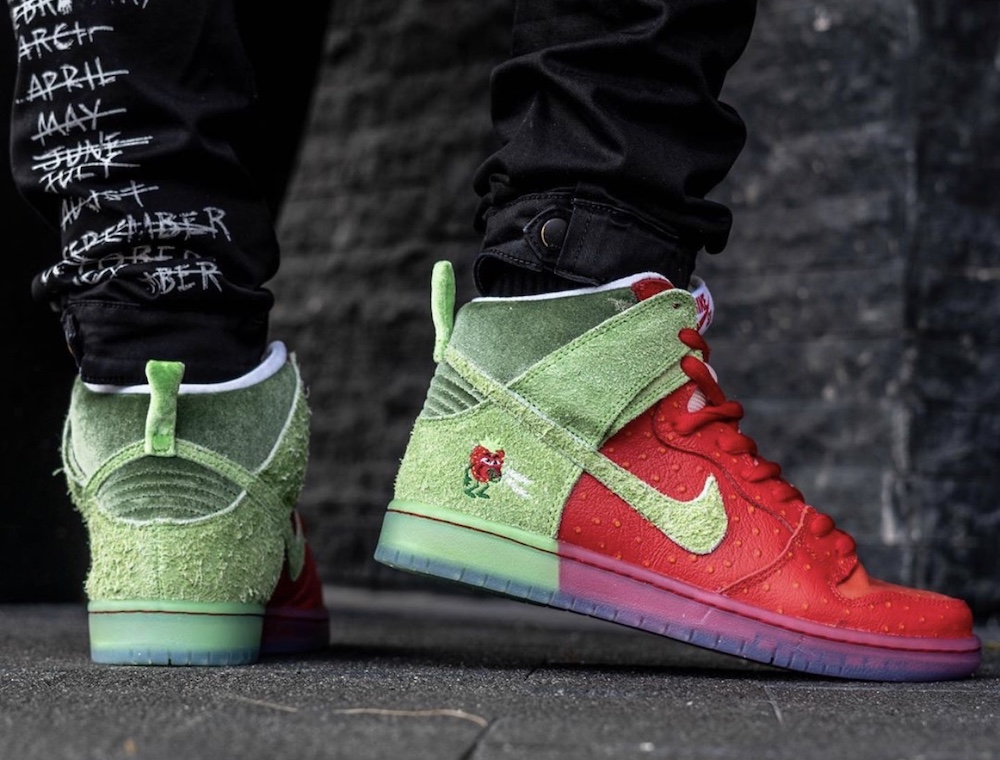 nike sb dunk low strawberry cough