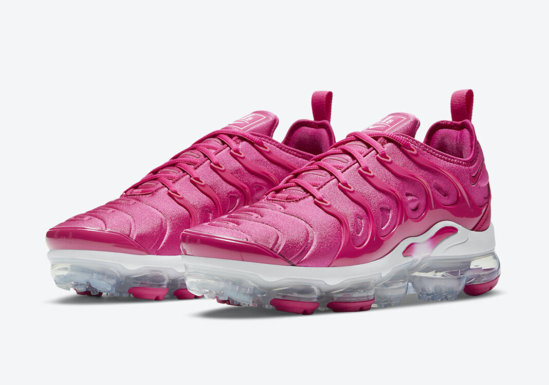 white and pink vapormax plus