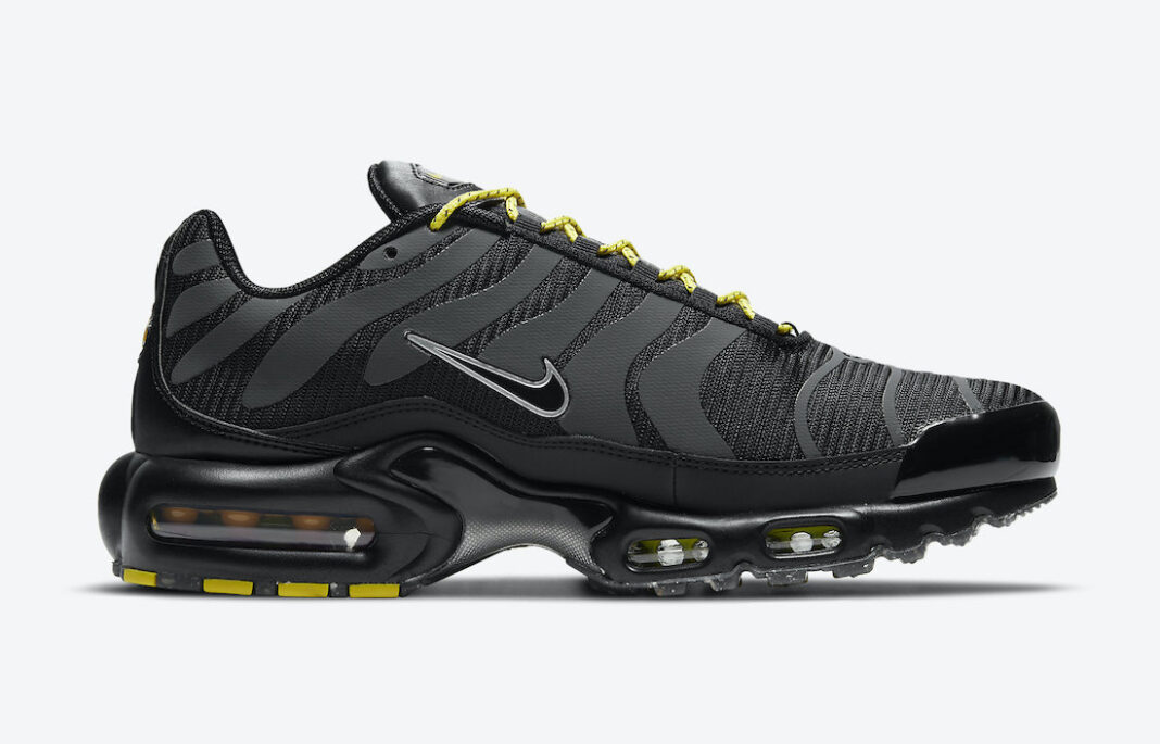 black yellow air max plus