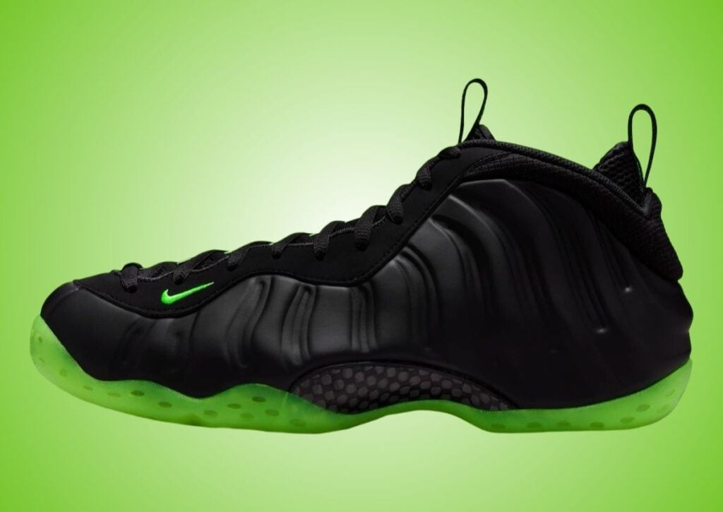 Le Nike Air Foamposite One “Black Volt” usciranno a marzo 2025.
